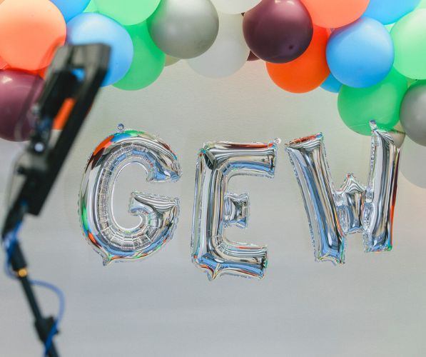 Balloon spelling "GEW"